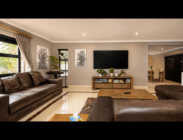 4 BEDROOM FREESTANDING TO LET IN FLAMINGO VLEI